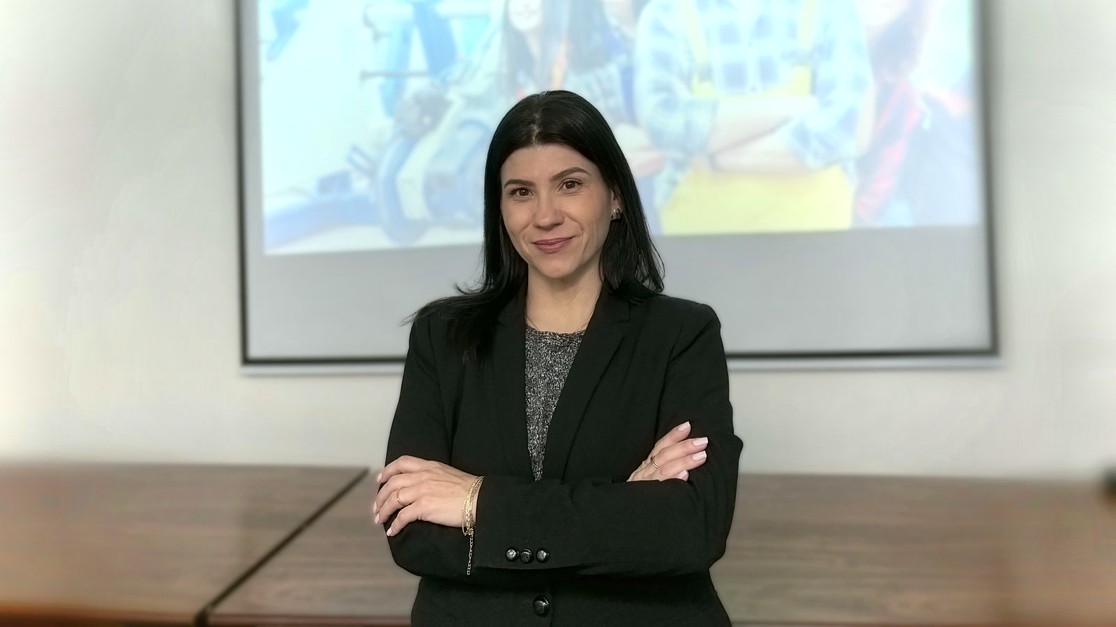 Juliana Teixeira em frente ao telão, durante uma palestra