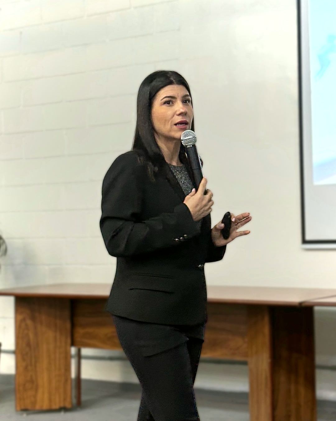 Juliana Teixeira falando com a equipe