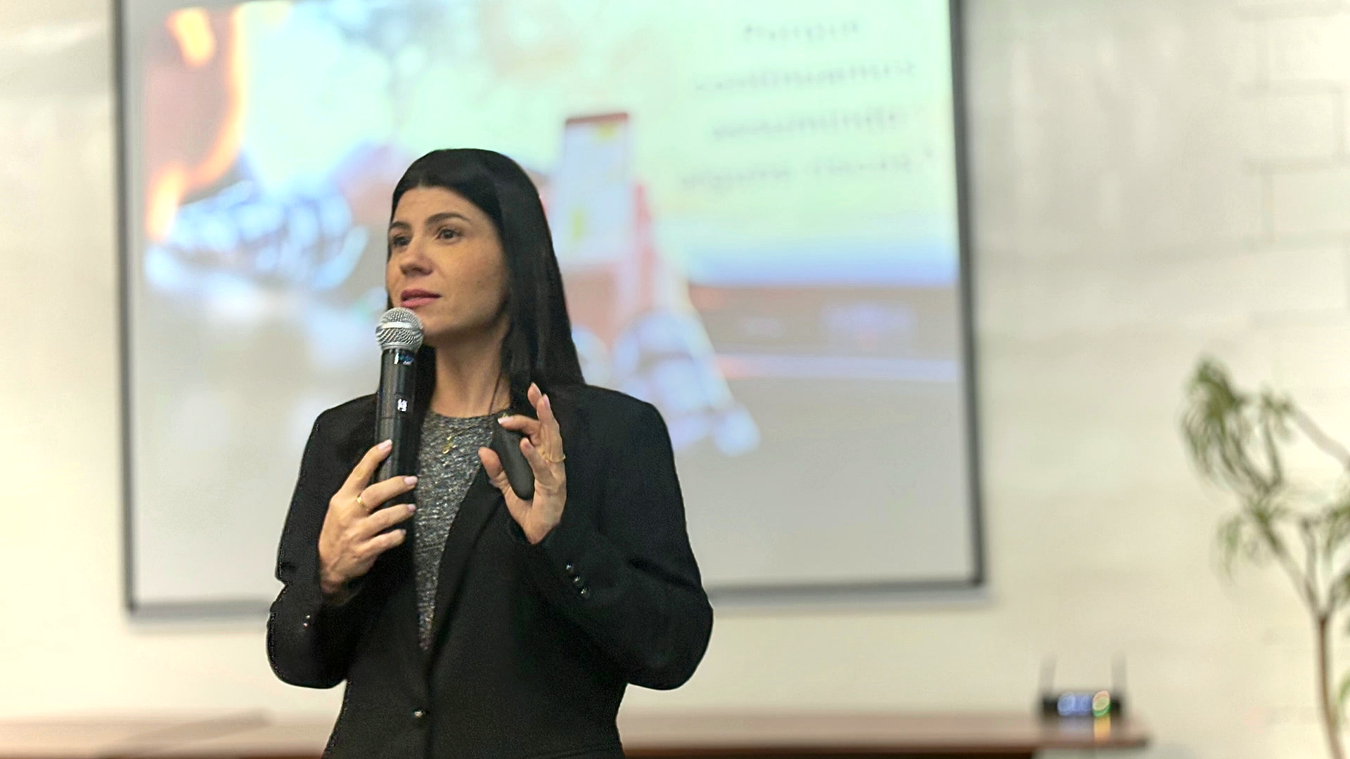 Juliana Teixeira com o microfone durante a palestra